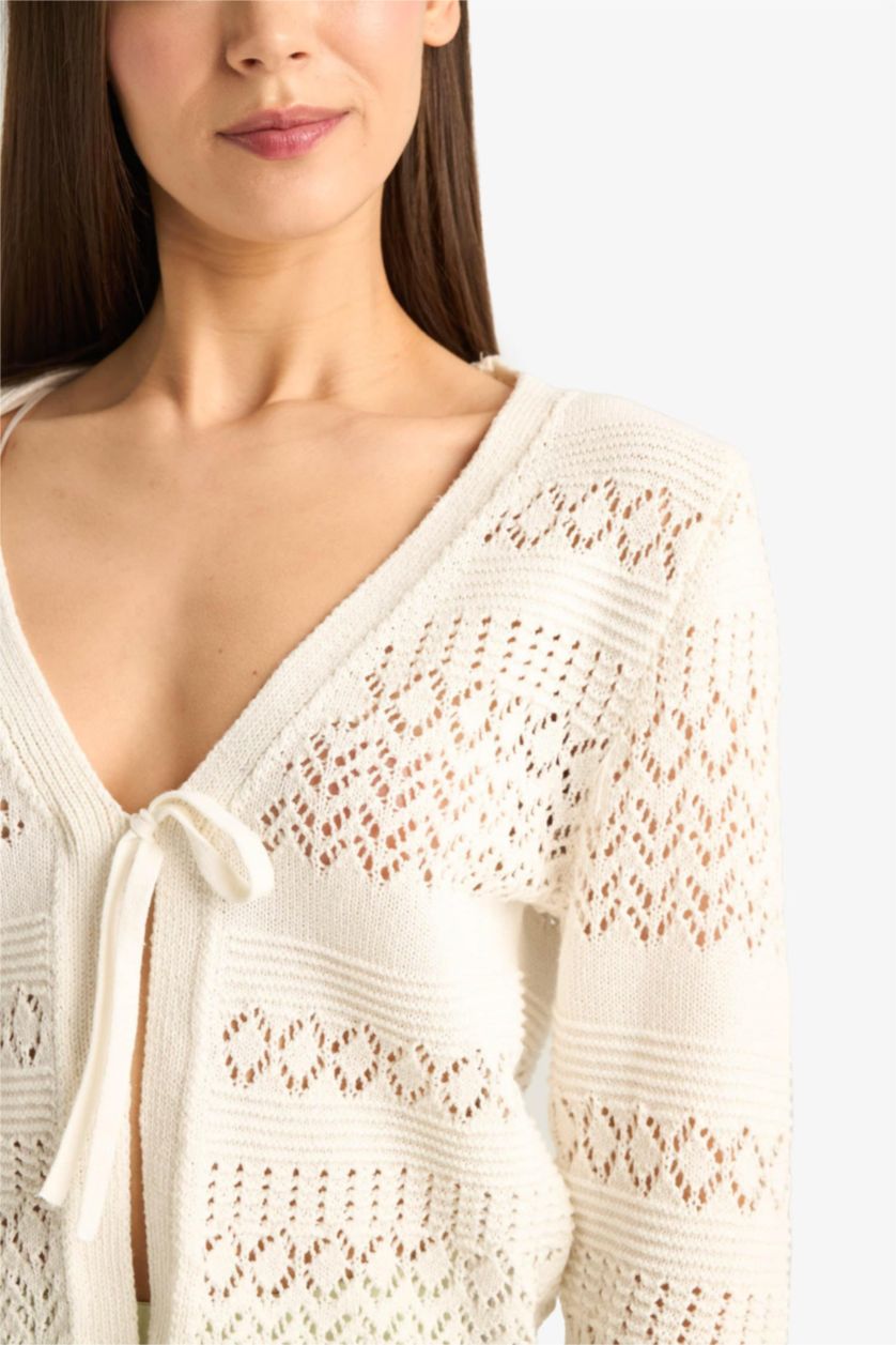 Kadın Kırık Beyaz V Yaka Bağcıklı Kroşe Triko Hırka