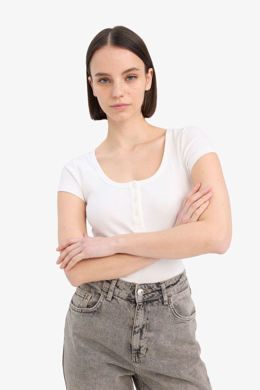 Kadın Kırık Beyaz Yuvarlak Yaka Fitilli Kaşkorse Kısa Kollu Çıtçıtlı Body