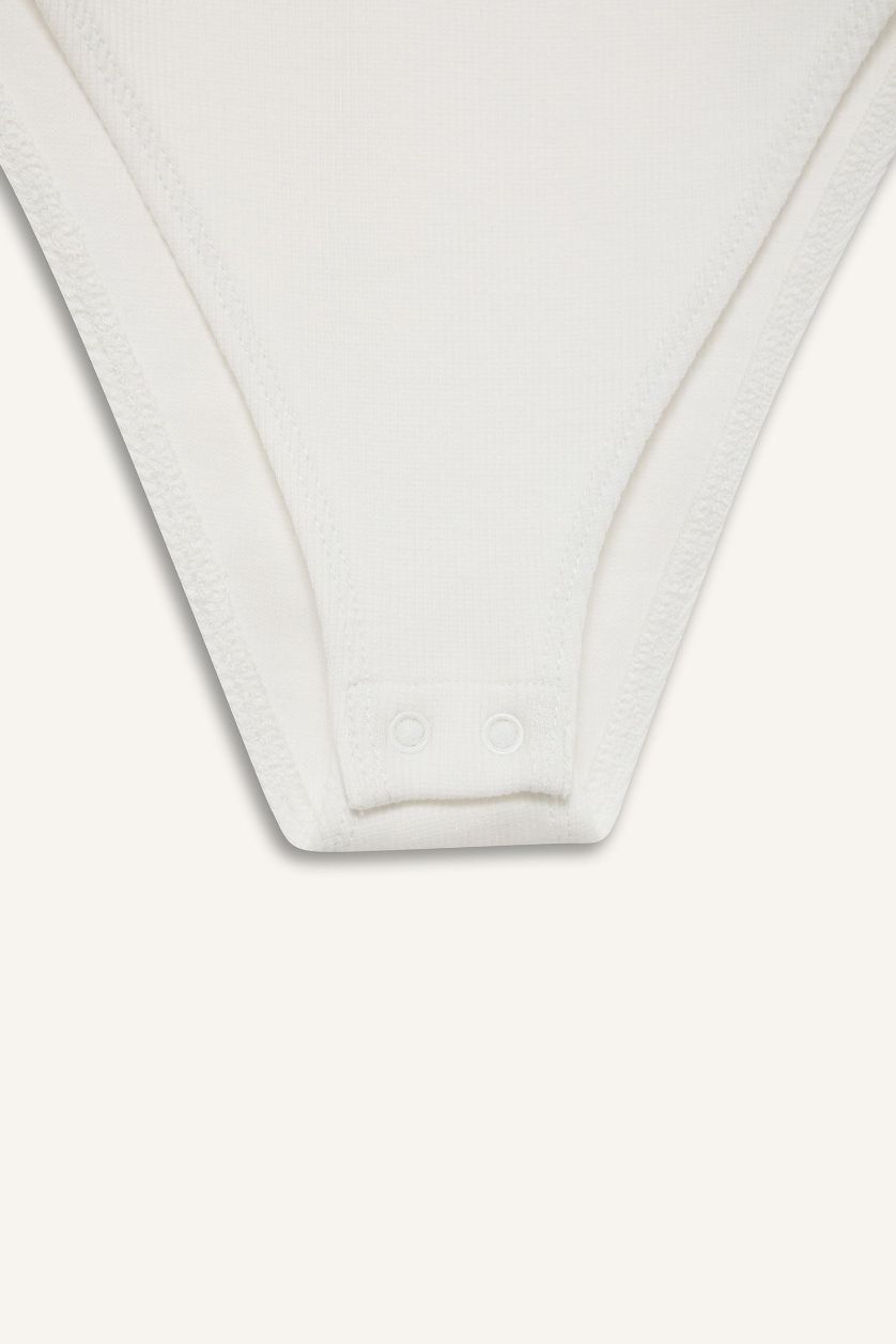 Kadın Kırık Beyaz Yuvarlak Yaka Fitilli Kaşkorse Kısa Kollu Çıtçıtlı Body