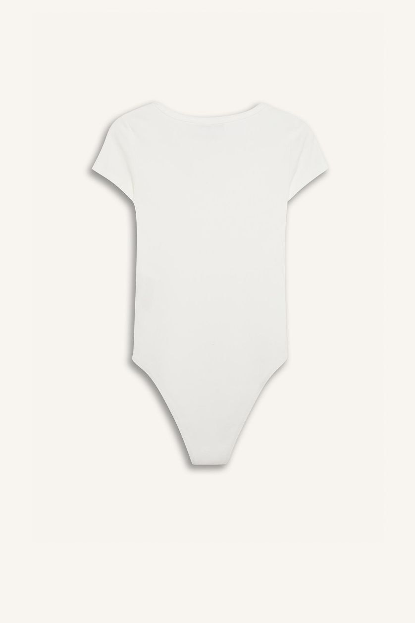 Kadın Kırık Beyaz Yuvarlak Yaka Fitilli Kaşkorse Kısa Kollu Çıtçıtlı Body