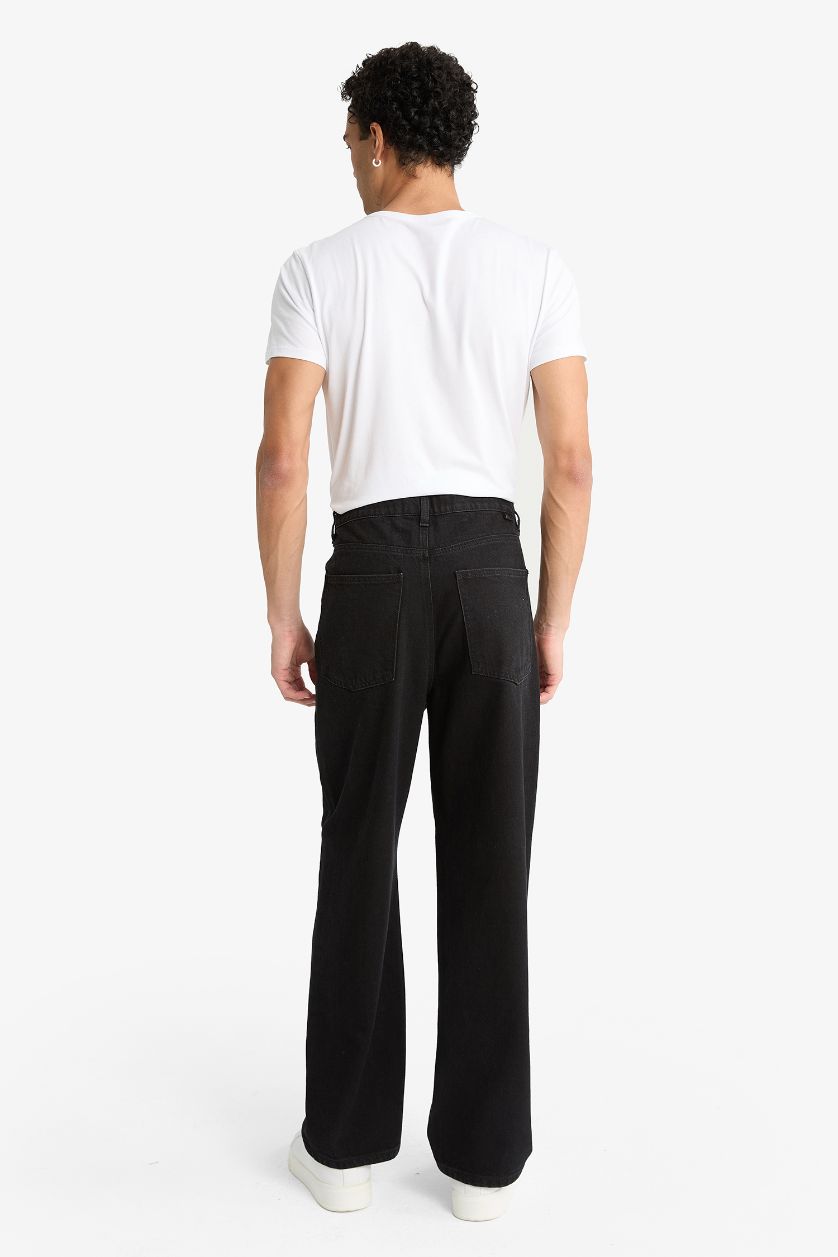 رجال أسود بنطرون جينز باجي فيت برجل عادي