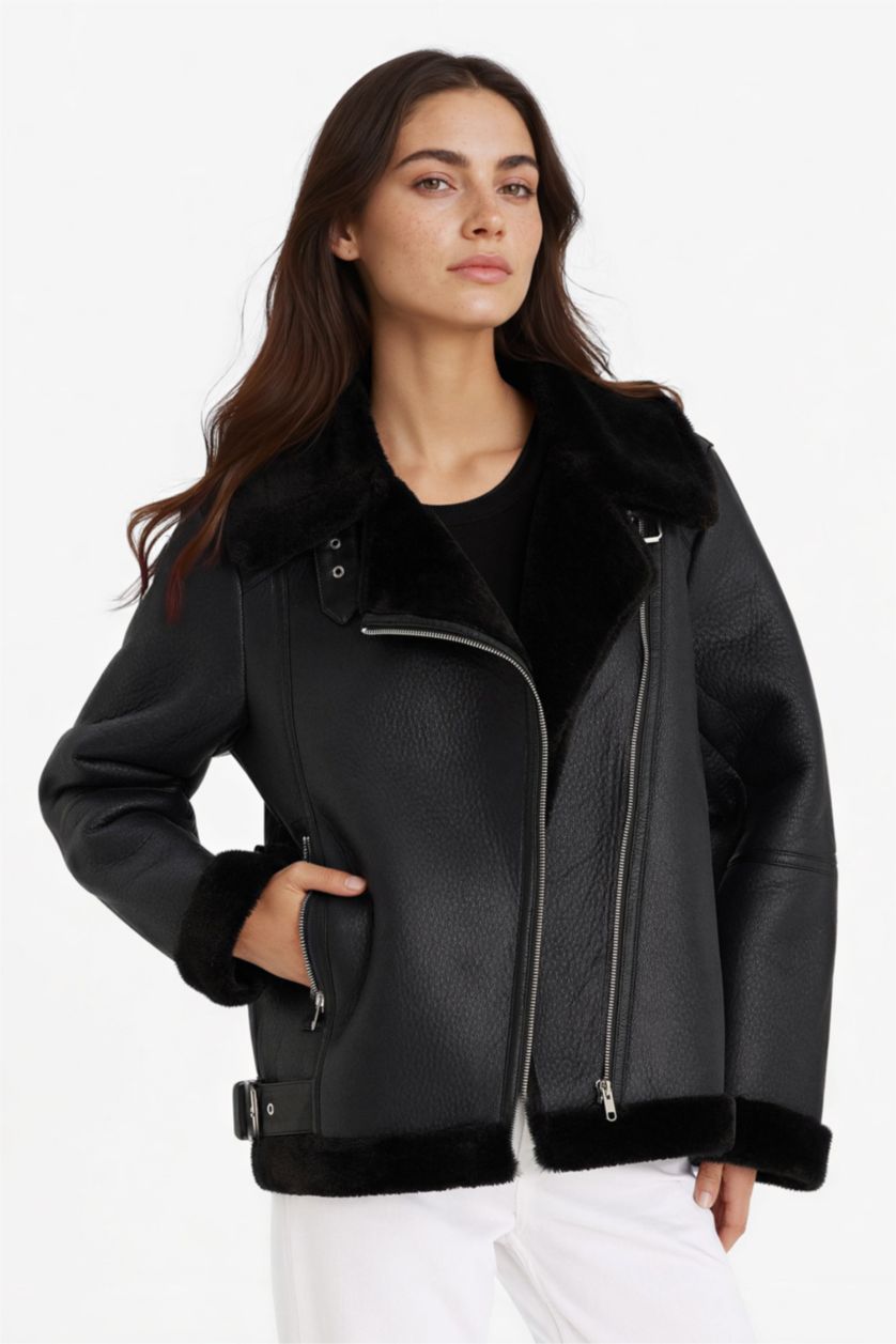 Woman Black Regular Fit Lined Zippered Faux Leather Jacket
