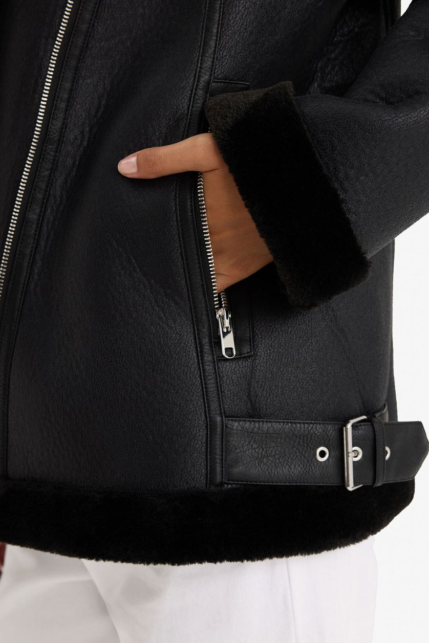 Woman Black Regular Fit Lined Zippered Faux Leather Jacket