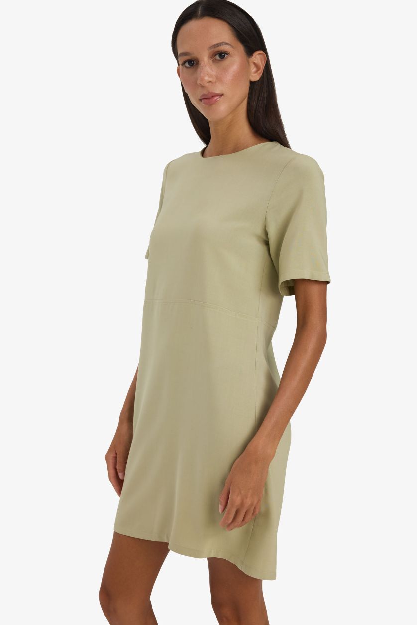 حريمي كاكي فاتح فستان قصير بيزك سادة نص كم بياقة مستديرة