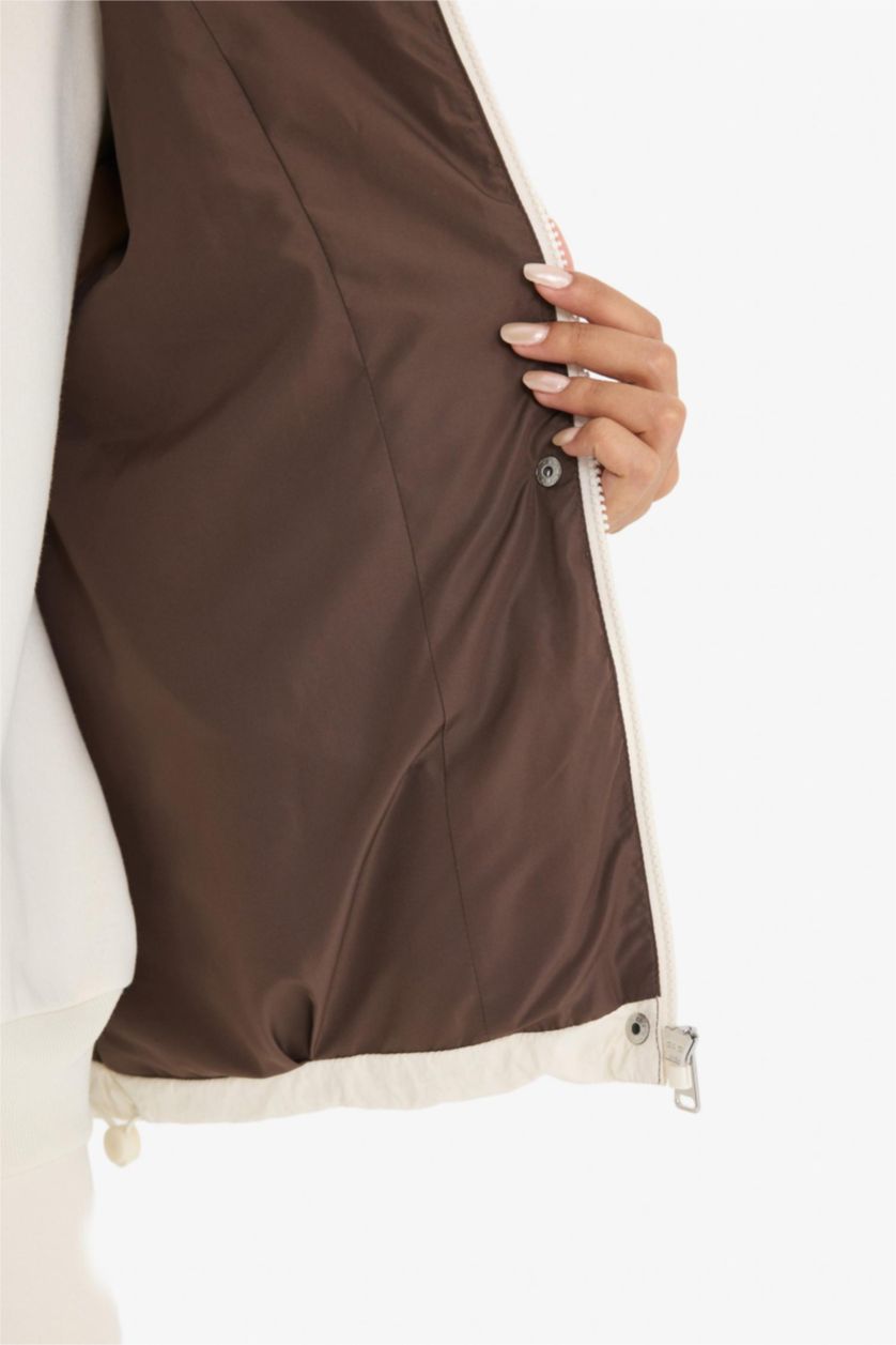 نساء بيج فاتح قمصلة نفخ قصير قصة عادية بغطاء للرأس