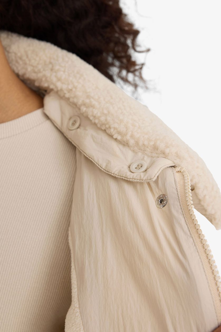 حريمي بيج فاتح جاكيت مبطن قصة عادية بياقة بولو ببطانة صوفية