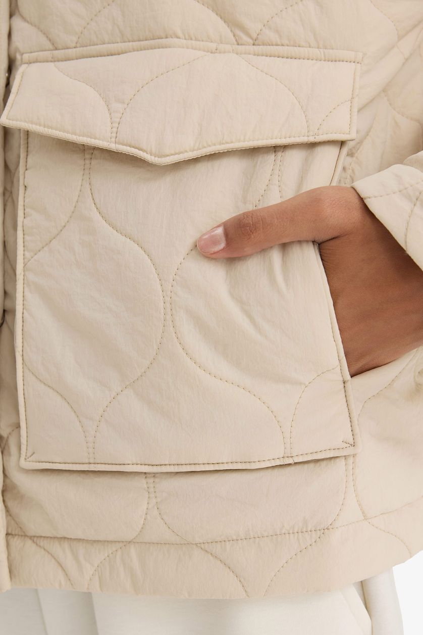 حريمي بيج فاتح جاكيت مبطن قصة عادية بياقة بولو ببطانة صوفية