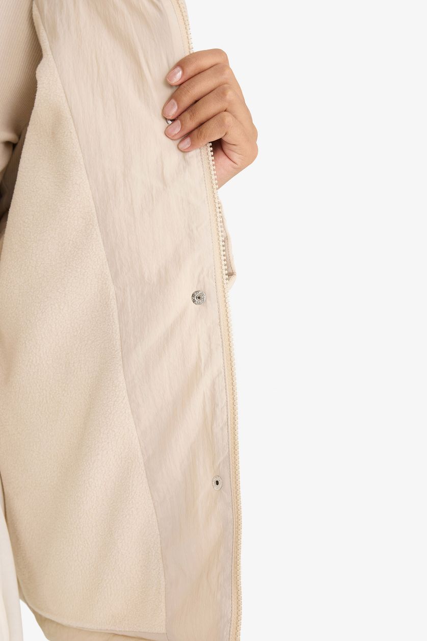 حريمي بيج فاتح جاكيت مبطن قصة عادية بياقة بولو ببطانة صوفية