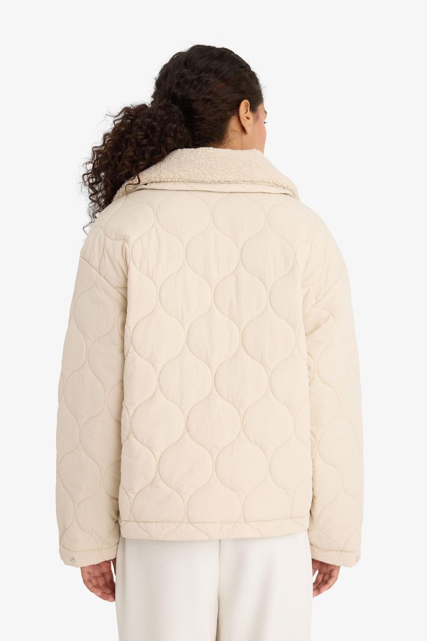 حريمي بيج فاتح جاكيت مبطن قصة عادية بياقة بولو ببطانة صوفية