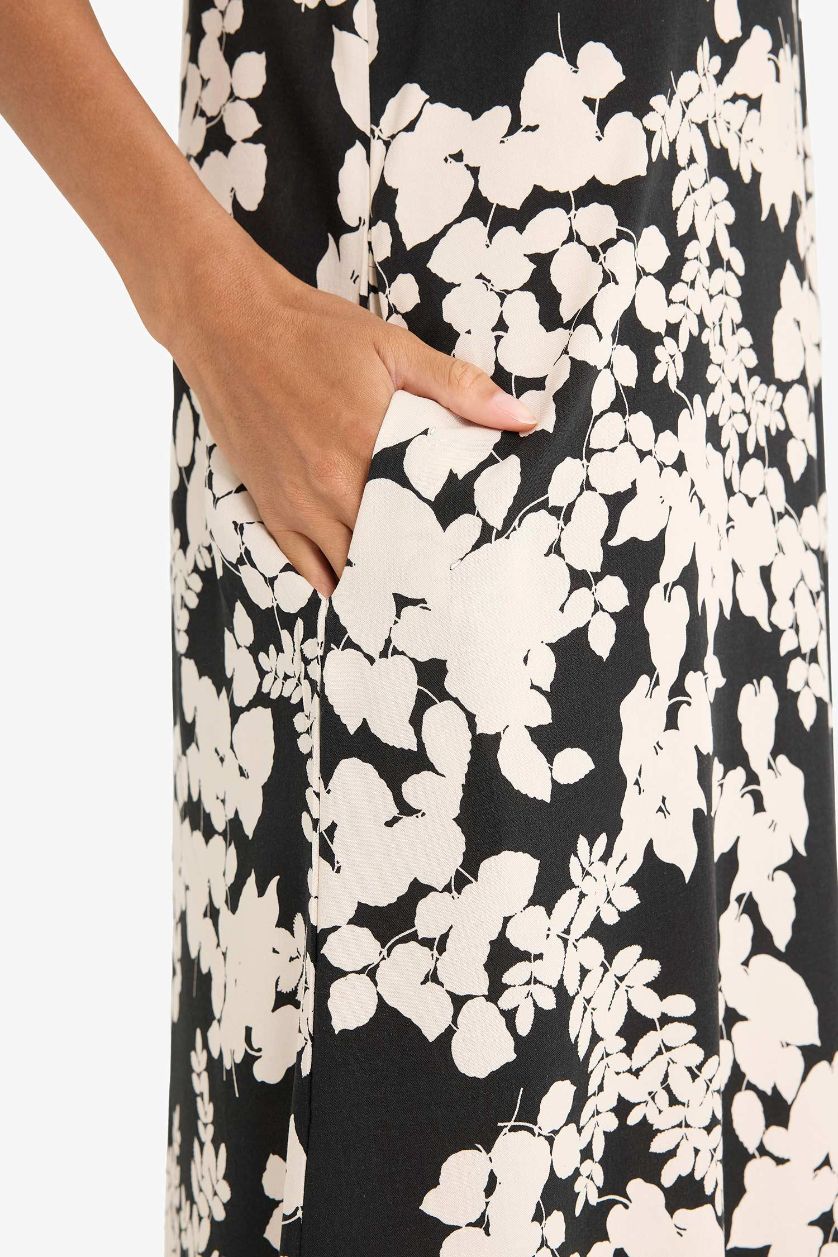 Kadın Siyah Halter Yaka Çiçek Desenli Cepli Kolsuz Midi Yazlık Elbise