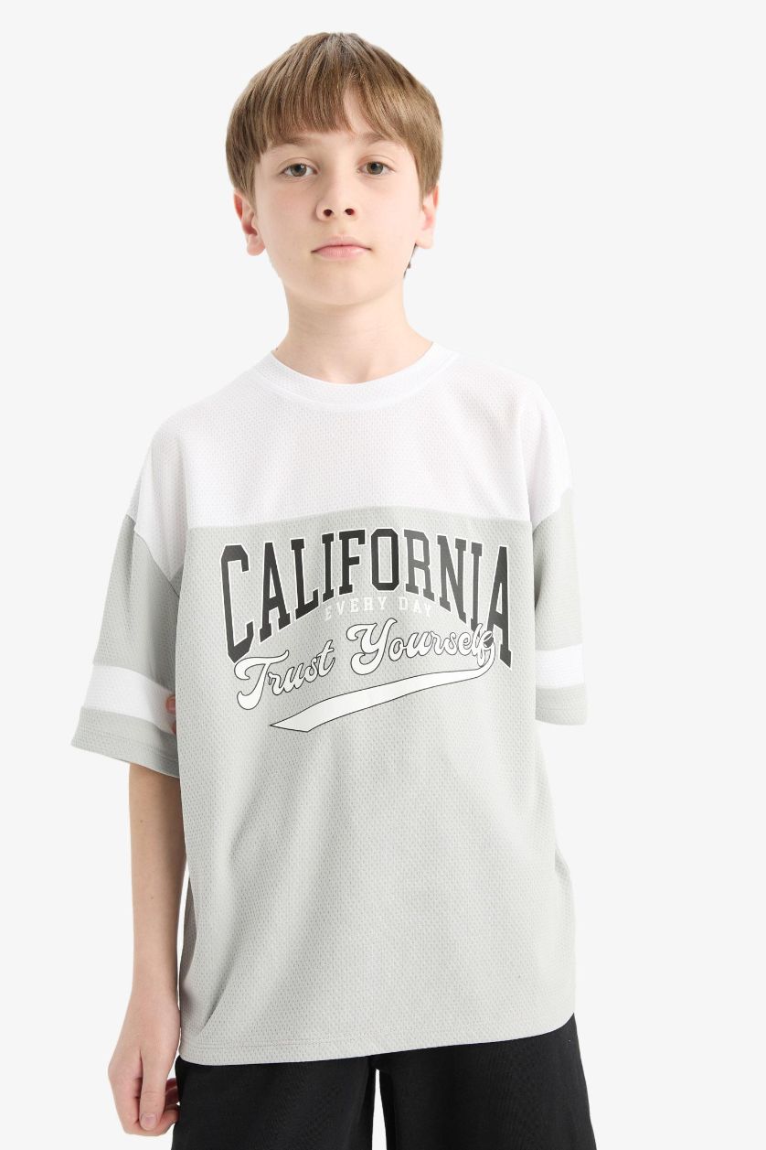 Erkek Çocuk - Genç Erkek Açık Gri Oversize Geniş Kalıp Bisiklet Yaka Renk Bloklu Baskılı Kısa Kollu Tişört Erkek Çocuk