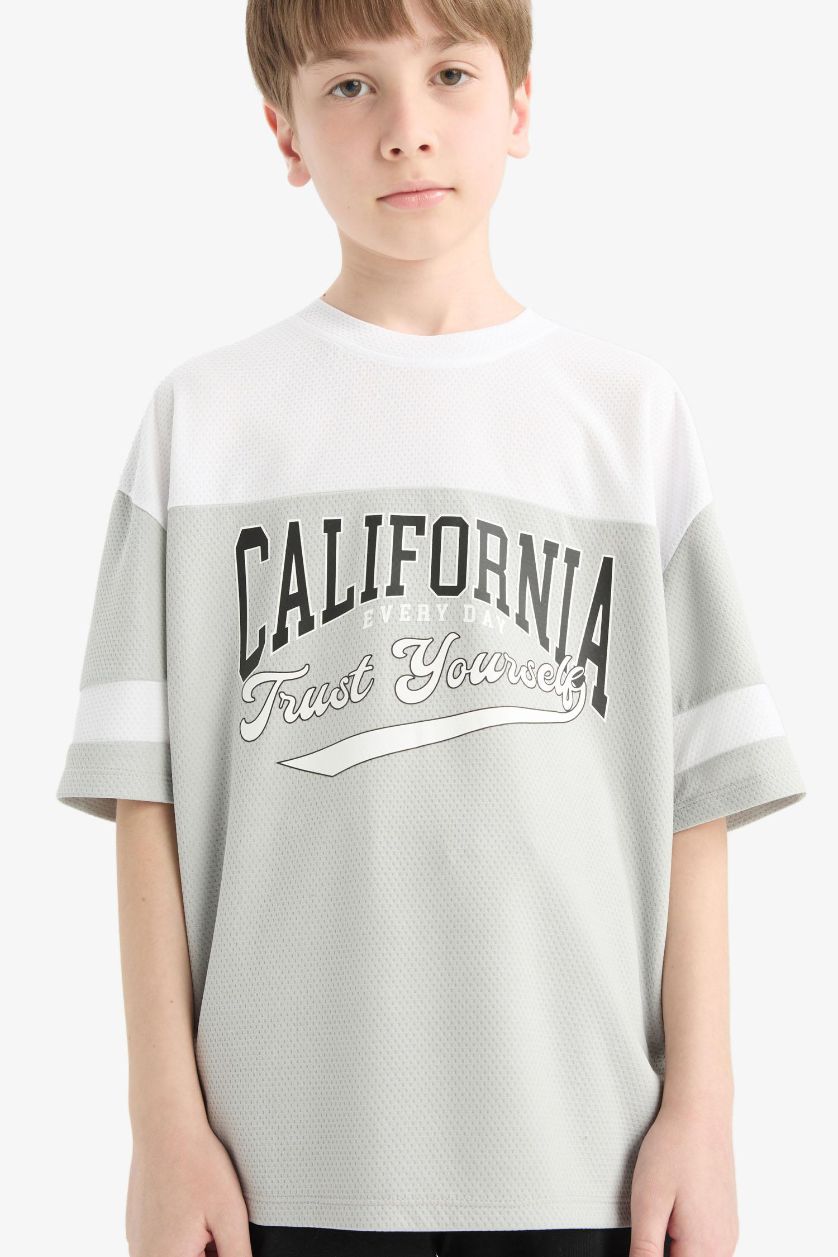 Erkek Çocuk - Genç Erkek Açık Gri Oversize Geniş Kalıp Bisiklet Yaka Renk Bloklu Baskılı Kısa Kollu Tişört Erkek Çocuk