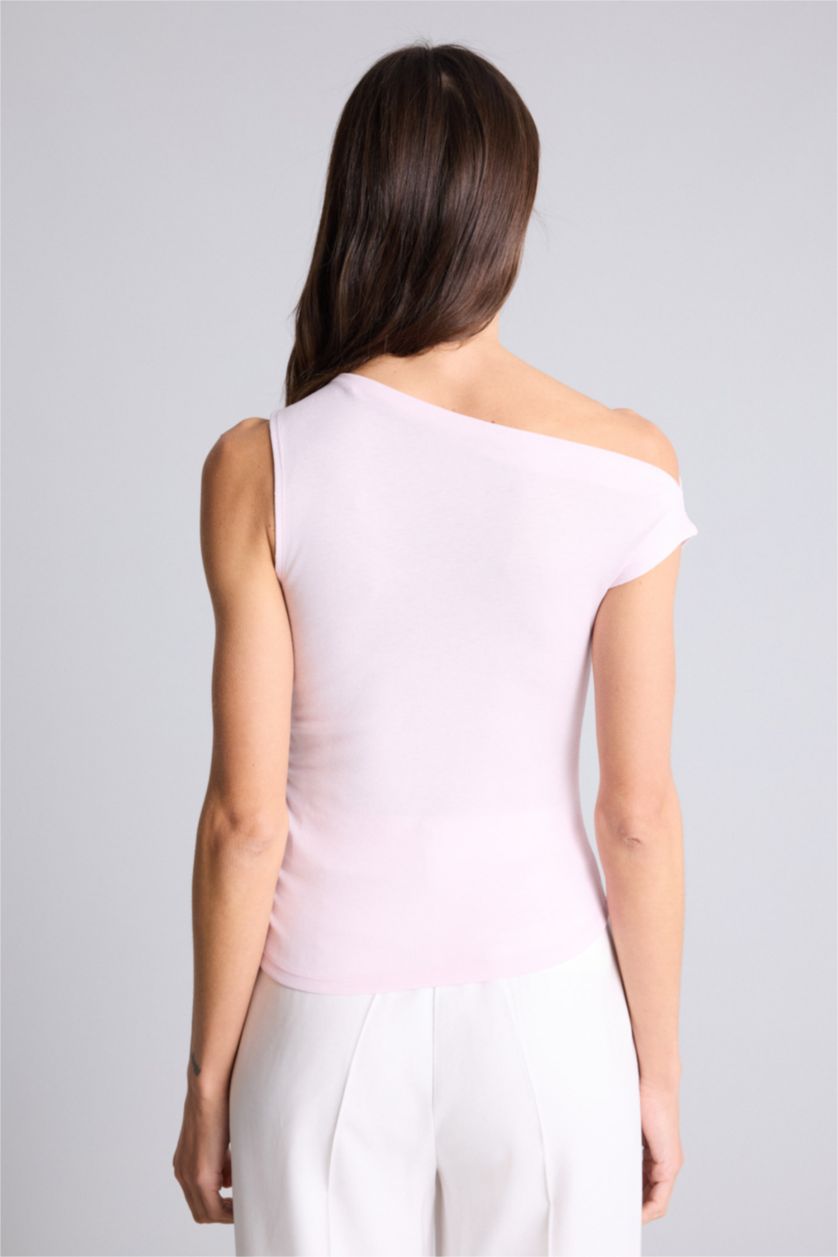 Woman Light Pink تيشيرت نص ردن سليم فيت بكتف واحد