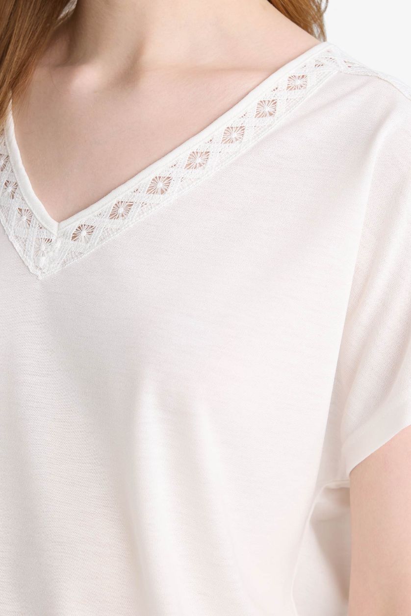 Kadın Ekru V Yaka Kısa Kollu Tişört