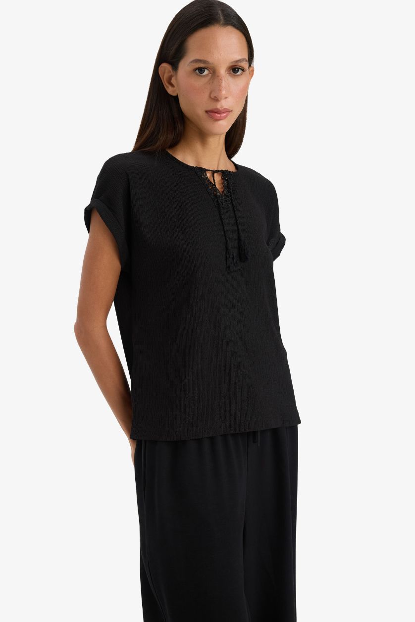 Kadın Siyah Bağcıklı Yaka Bürümcük Kısa Kollu Siyah Tişört