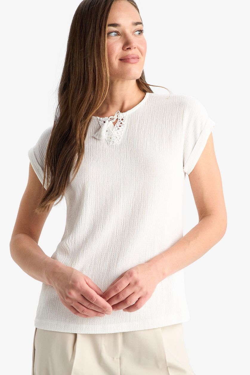 نساء بيج فاتح تيشيرت نص كم برقبة من الدانتيل