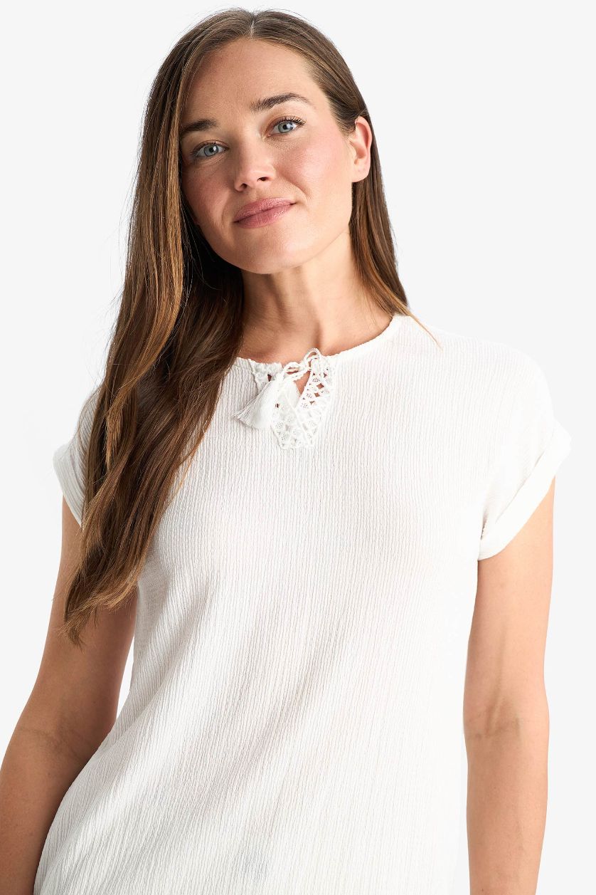 نساء بيج فاتح تيشيرت نص كم برقبة من الدانتيل