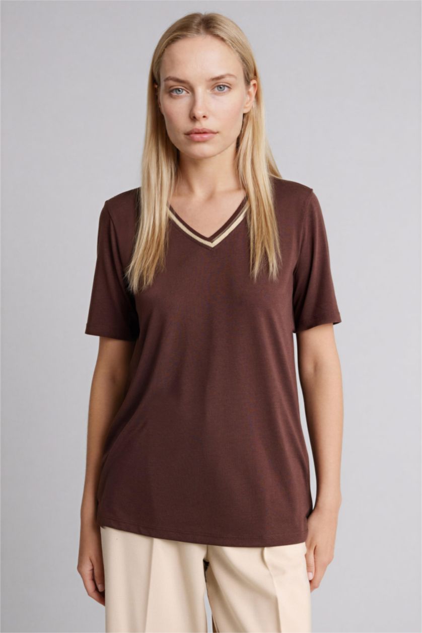 Әйелдерге Қоңыр Футболка Regular Fit с V-образным вырезом и коротким рукавом