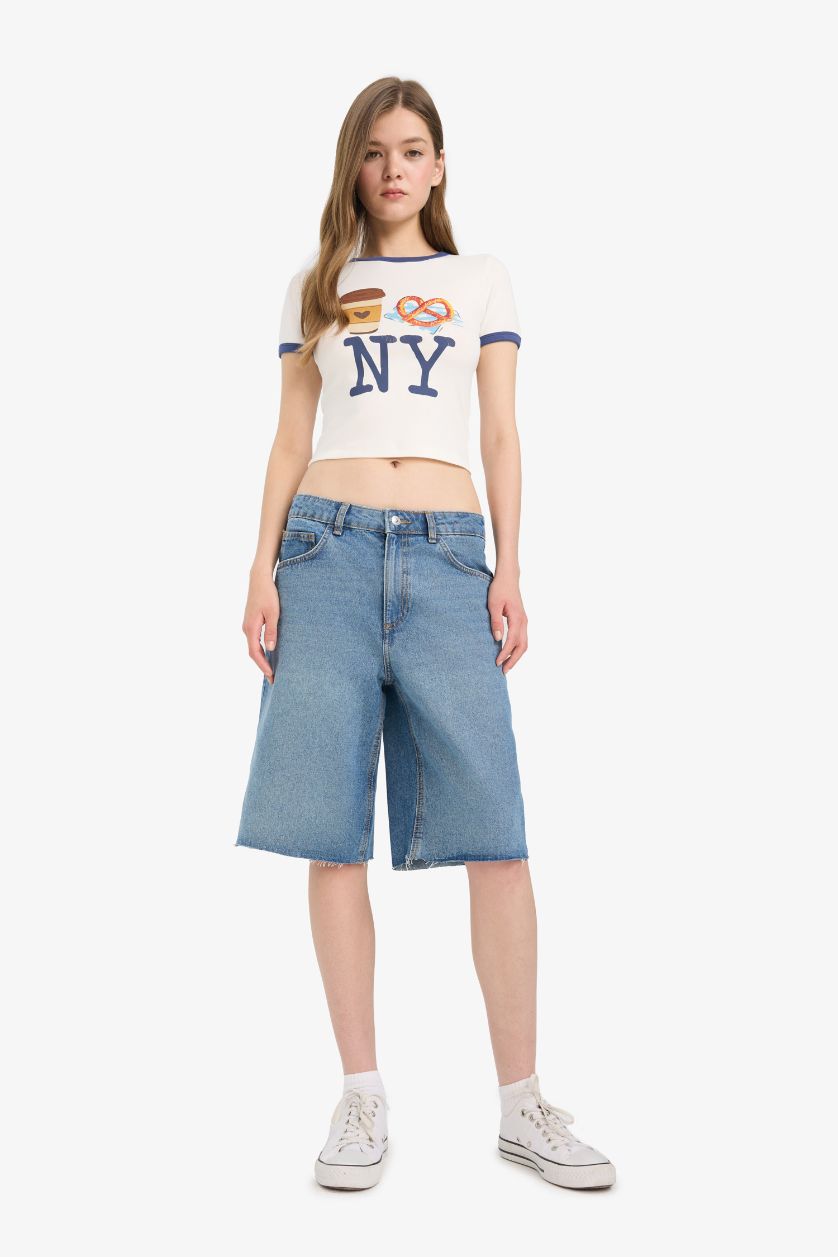 Kadın Kırık Beyaz Fitted Crop Bisiklet Yaka Baskılı Ribana Kısa Kollu Tişört