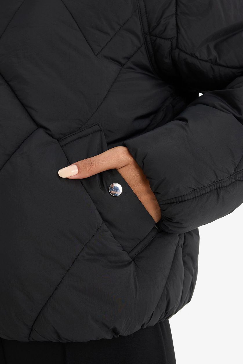 Woman Black Waterproof Regular Fit Puffer Jacket