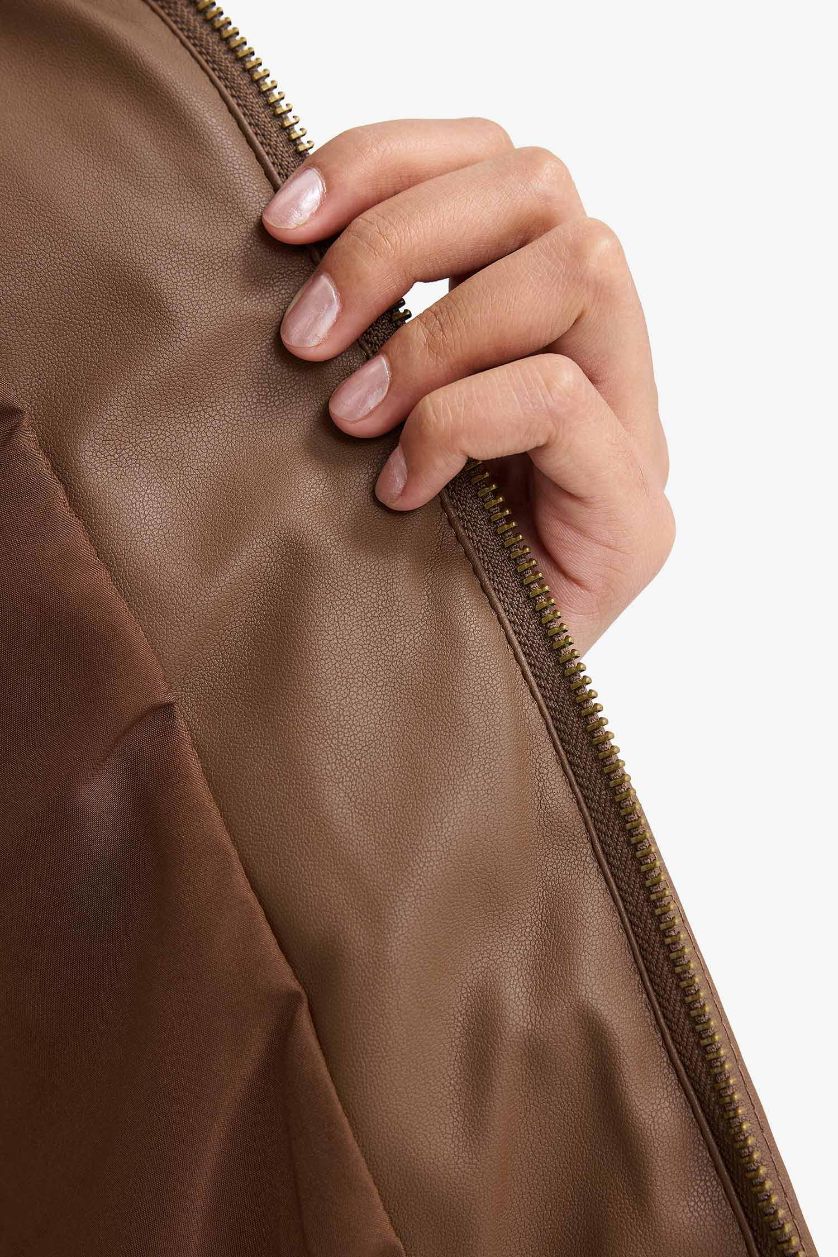 حريمي بني جاكيت جلد صناعي قصة عادية بياقة بولو