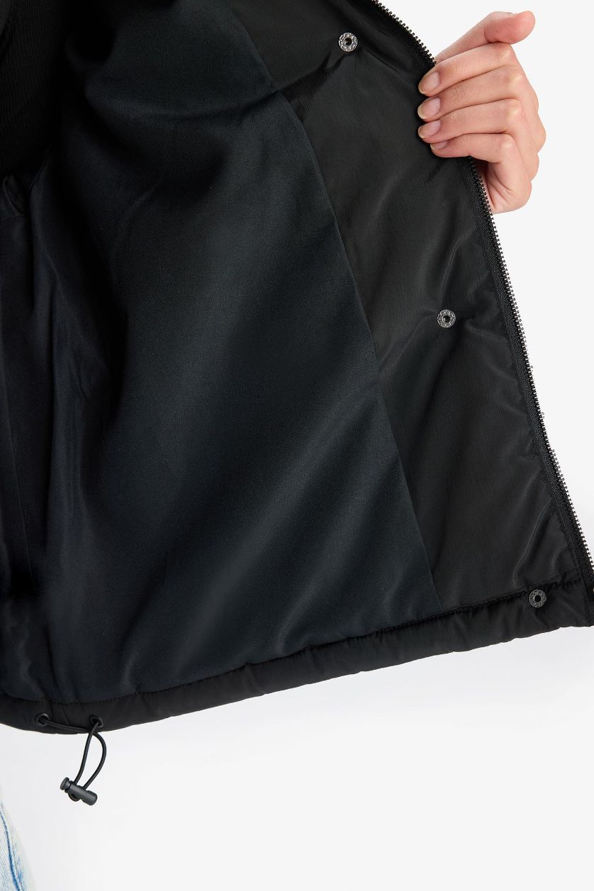 حريمي أسود جاكيت بامب قصة عادية بياقة بولو وتر بروف