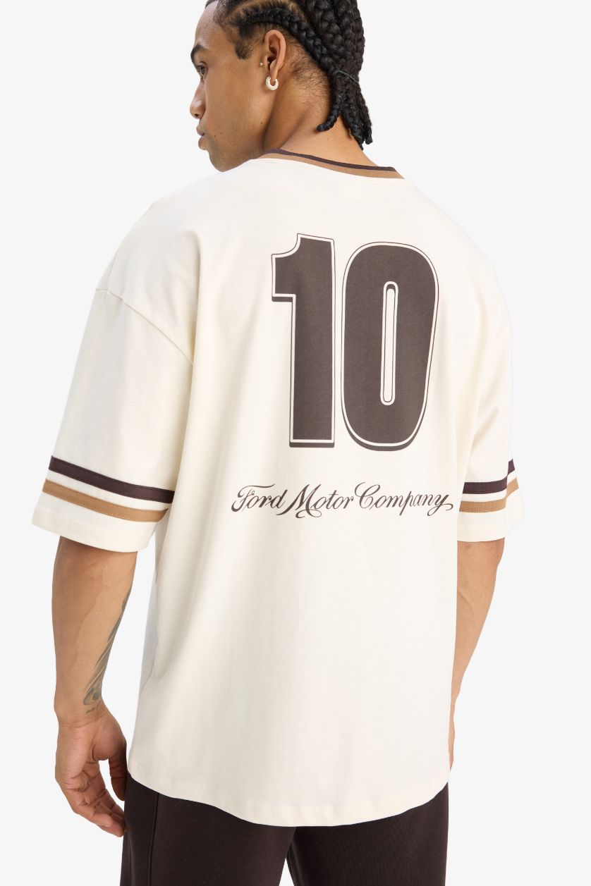 Erkek Ekru %100 Pamuk Ford Motor Company Loose Fit V Yaka Sırt Baskılı Kısa Kollu Tişört