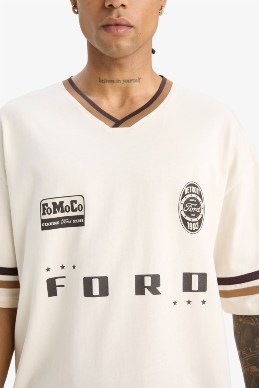 Erkek Ekru %100 Pamuk Ford Motor Company Loose Fit V Yaka Sırt Baskılı Kısa Kollu Tişört