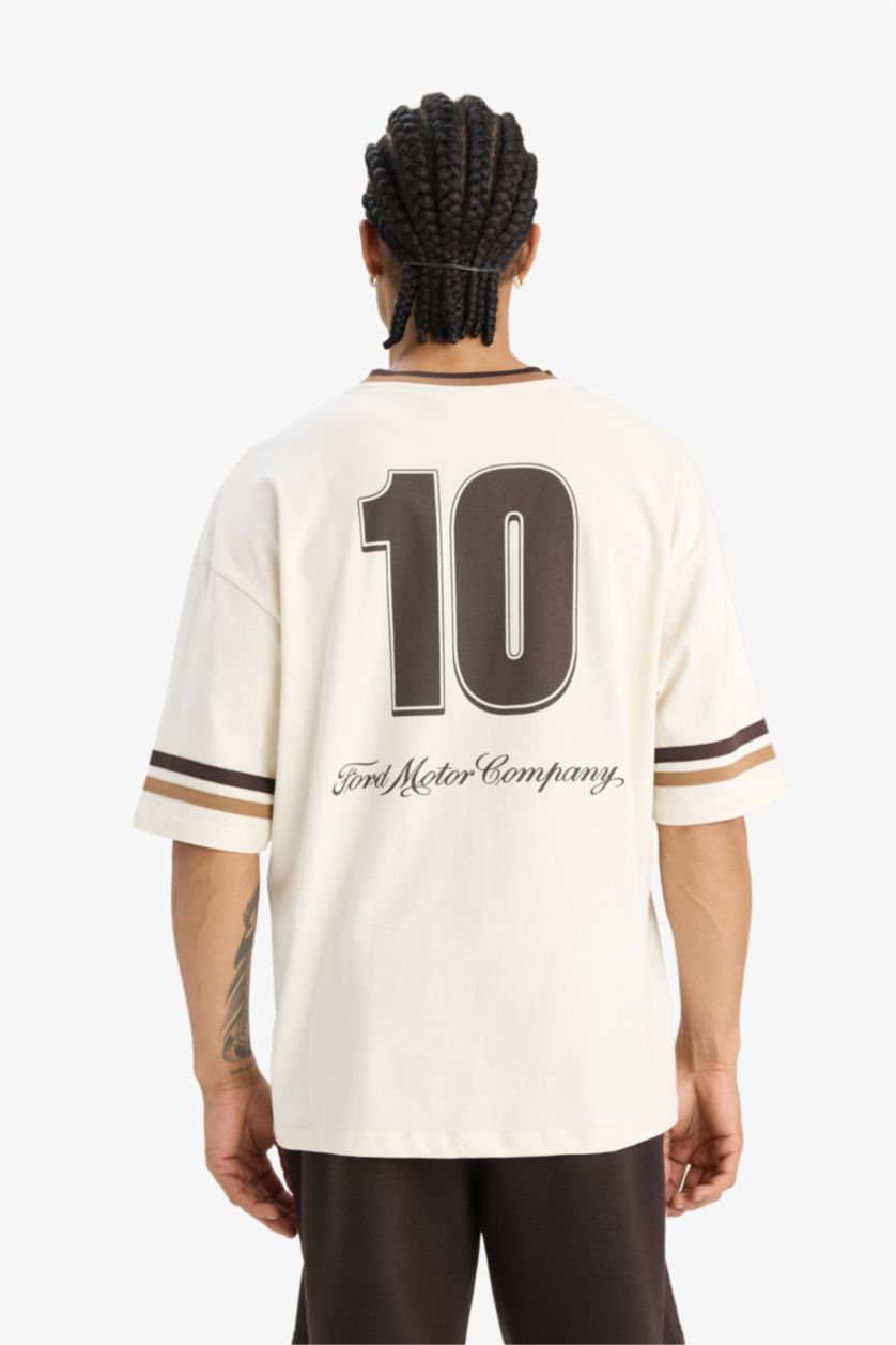 Erkek Ekru %100 Pamuk Ford Motor Company Loose Fit V Yaka Sırt Baskılı Kısa Kollu Tişört