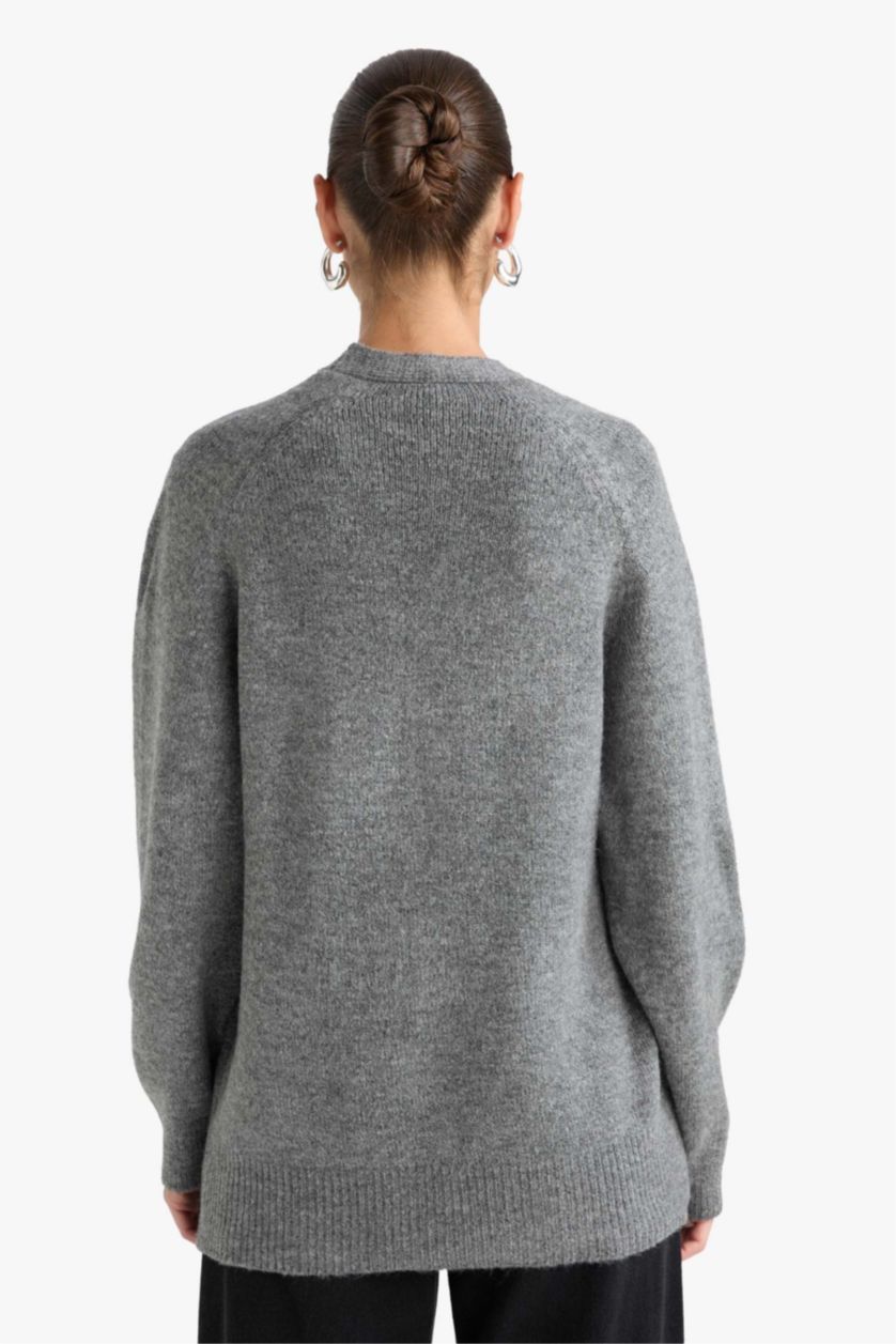 Kadın Açık Gri Oversize Geniş Kalıp V Yaka Yumuşak Dokulu Düğmeli Hırka