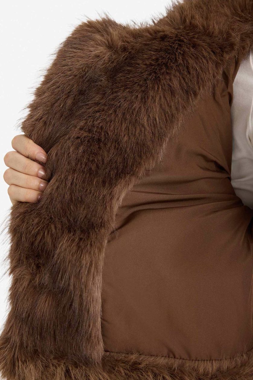 Kadın Kahve Regular Fit Düğmeli Kısa Suni Kürk