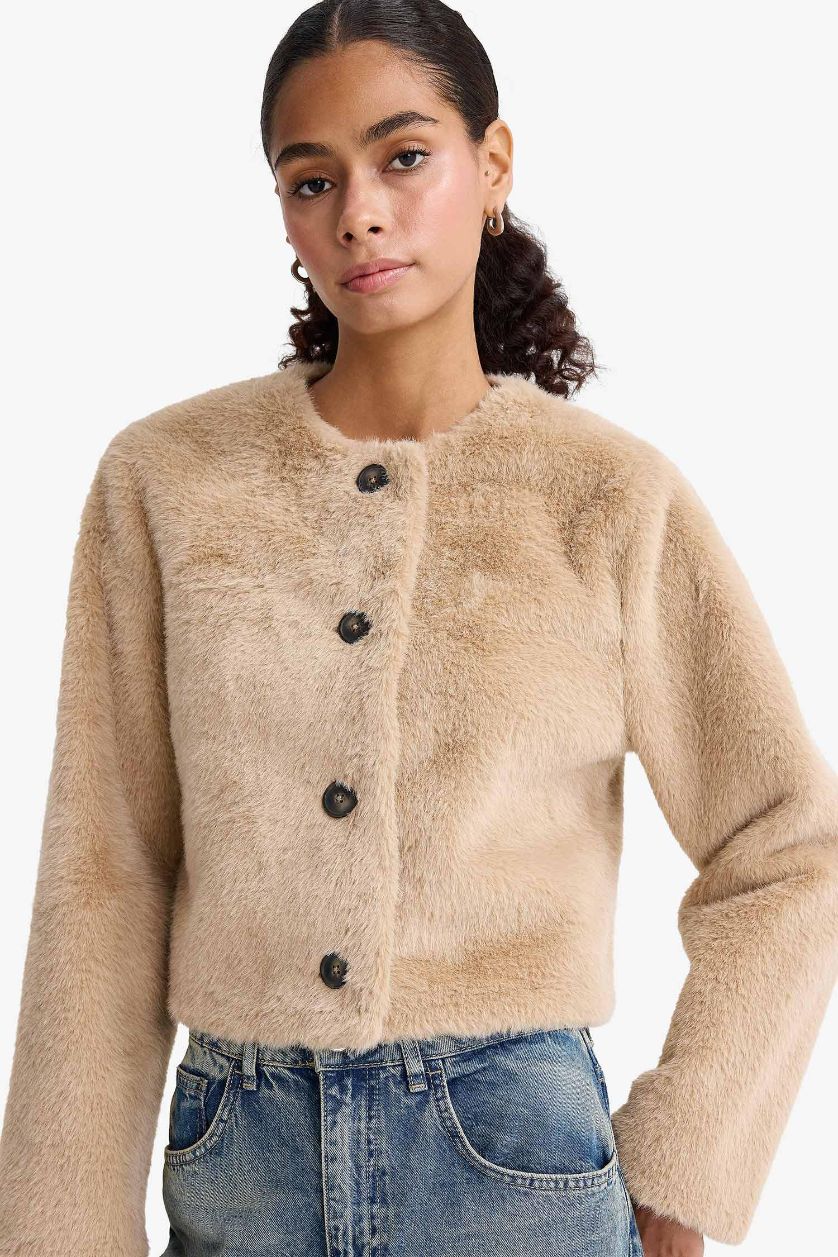 Kadın Bej Regular Fit Düğmeli Kısa Suni Kürk 