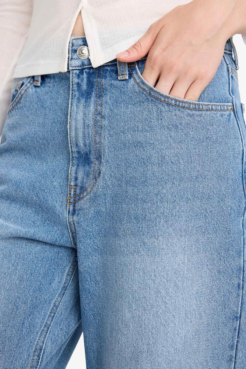 Woman Blue Barrel Fit Regular Waist Straight Leg Ankle Length Jeans