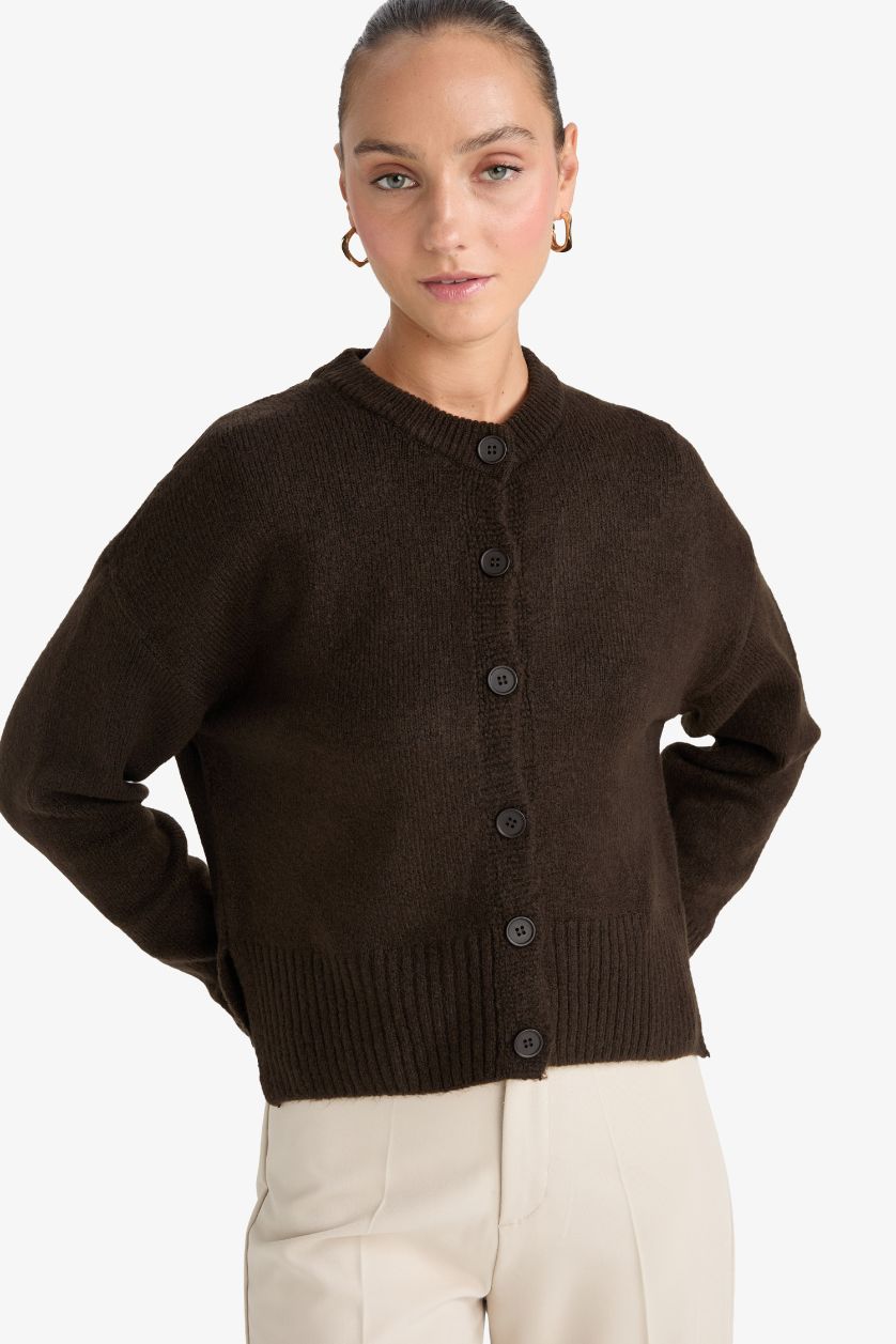 حريمي بني كارديجان تريكو قصة عادية برقبة مستديرة