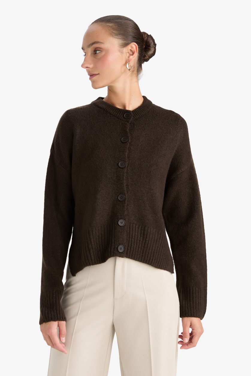 حريمي بني كارديجان تريكو قصة عادية برقبة مستديرة