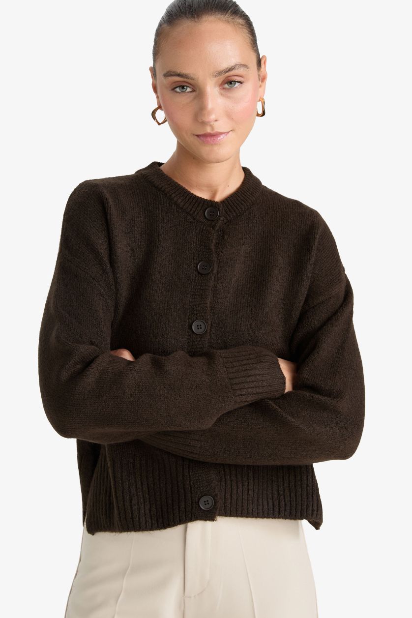 حريمي بني كارديجان تريكو قصة عادية برقبة مستديرة