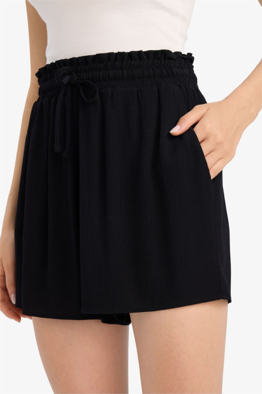 Woman Black Normal Waist Short Leg Crinkle Viscose Shorts