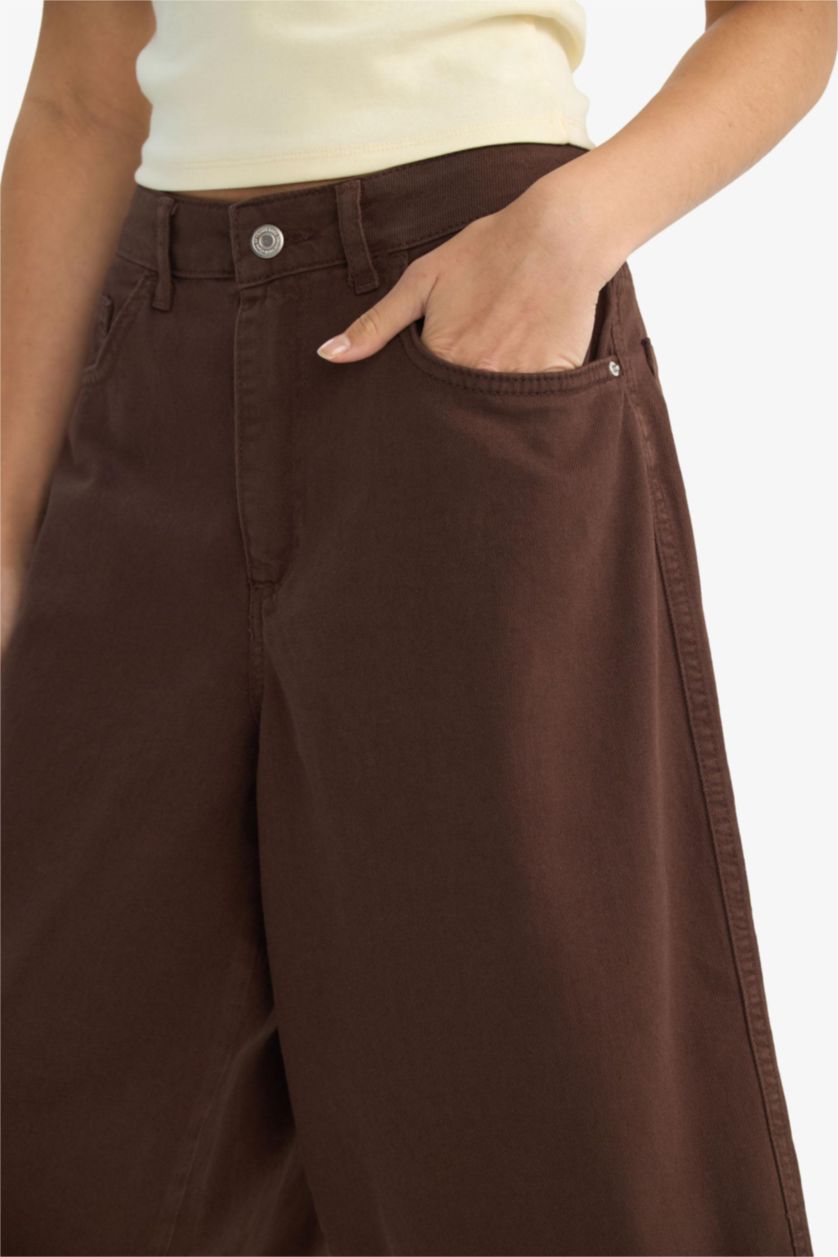 Woman Brown Normal Waist Short Leg Gabardine Bermuda Shorts