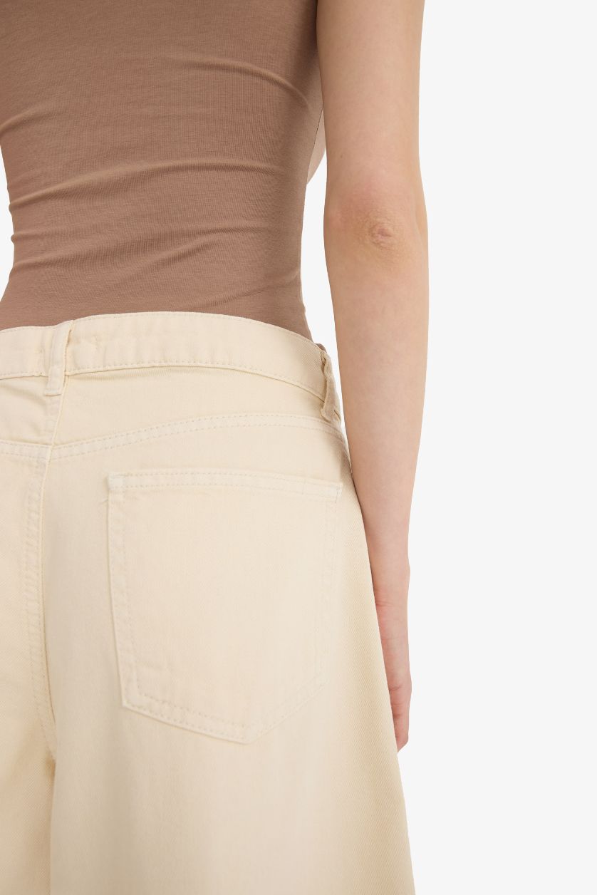 Woman Ecru Normal Waist Short Leg Gabardine Bermuda Shorts