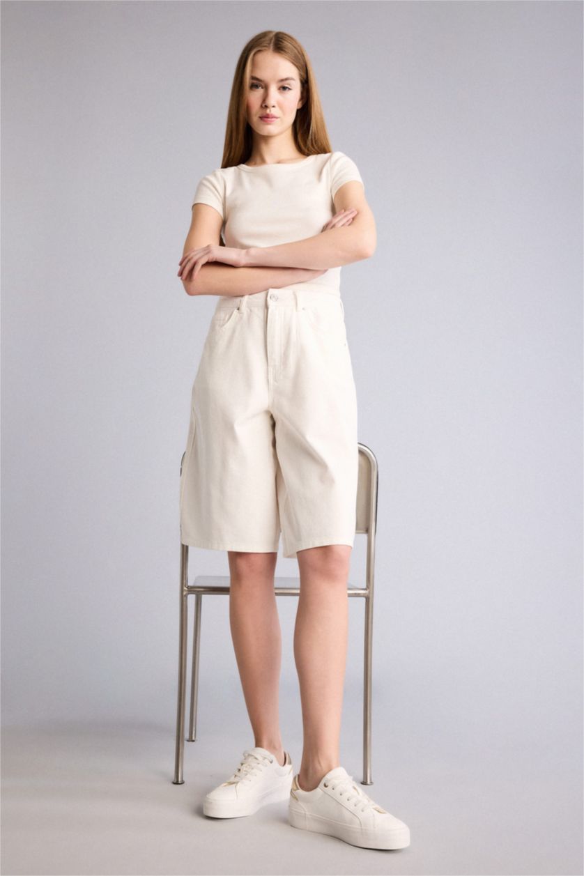 Kadın Kırık Beyaz Gabardin Bermuda Şort