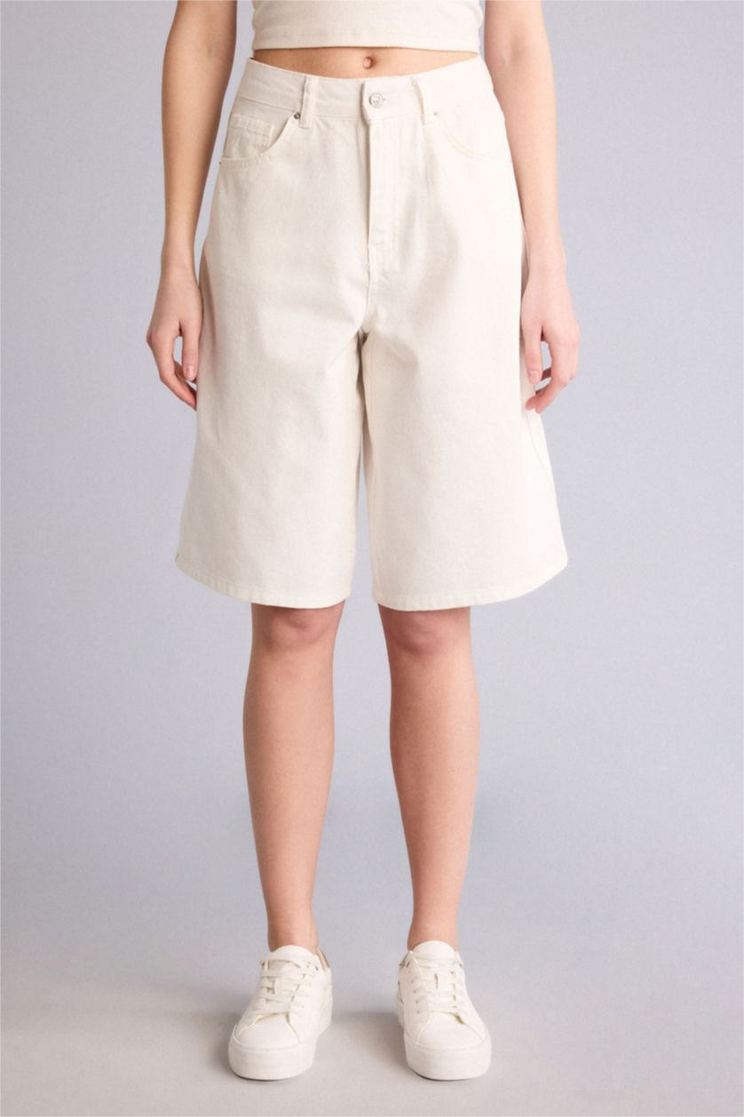 Kadın Kırık Beyaz Gabardin Bermuda Şort