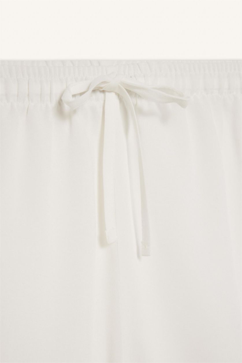 Woman White Normal Waist Short Leg Linen Blend Shorts