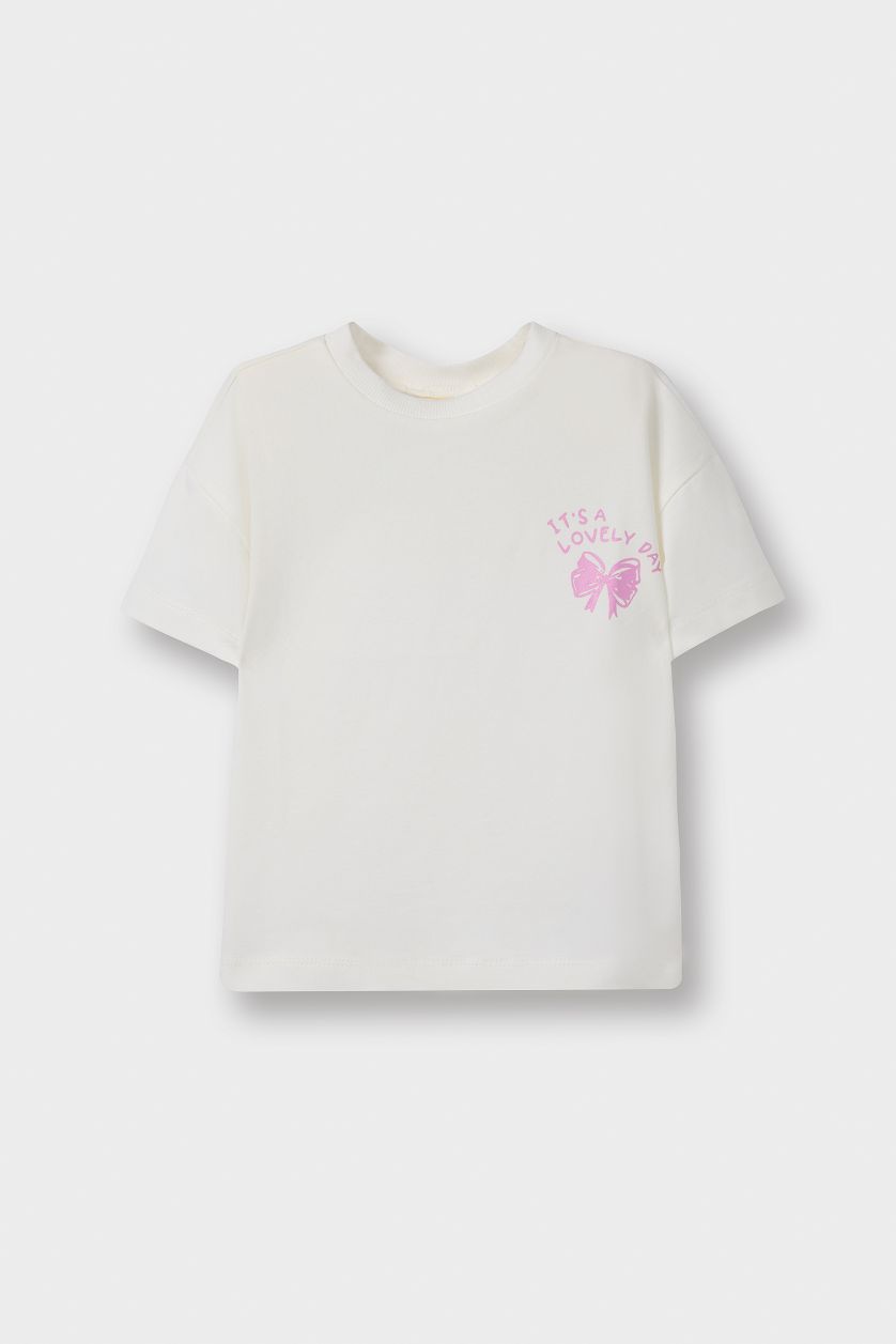 طفلة صغيرة بيج فاتح تيشيرت بيبي بناتي قصة عادية برقبة مستديرة بطبعة شعار