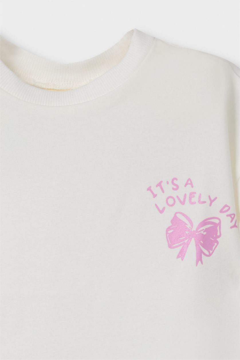 طفلة صغيرة بيج فاتح تيشيرت بيبي بناتي قصة عادية برقبة مستديرة بطبعة شعار