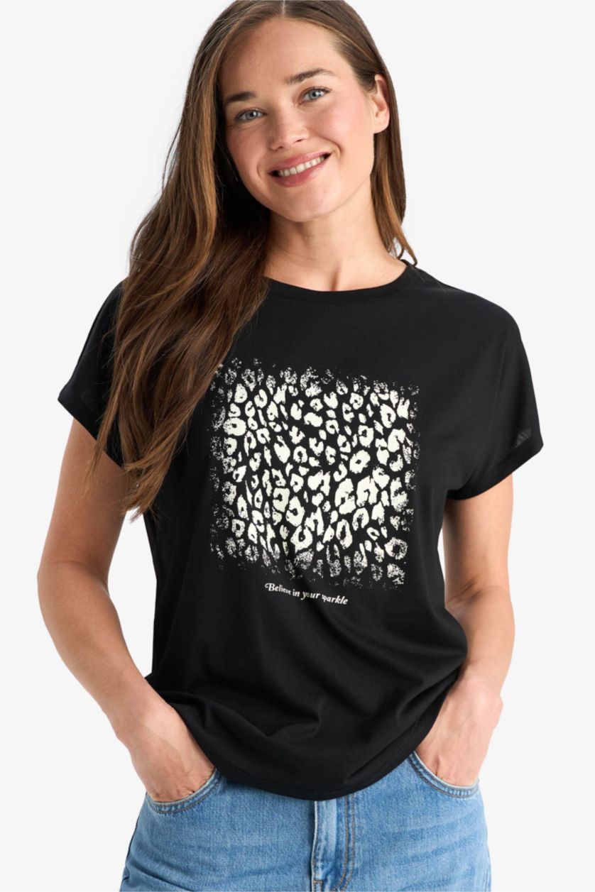 Woman Black Regular Fit Crew Neck Floral T-Shirt