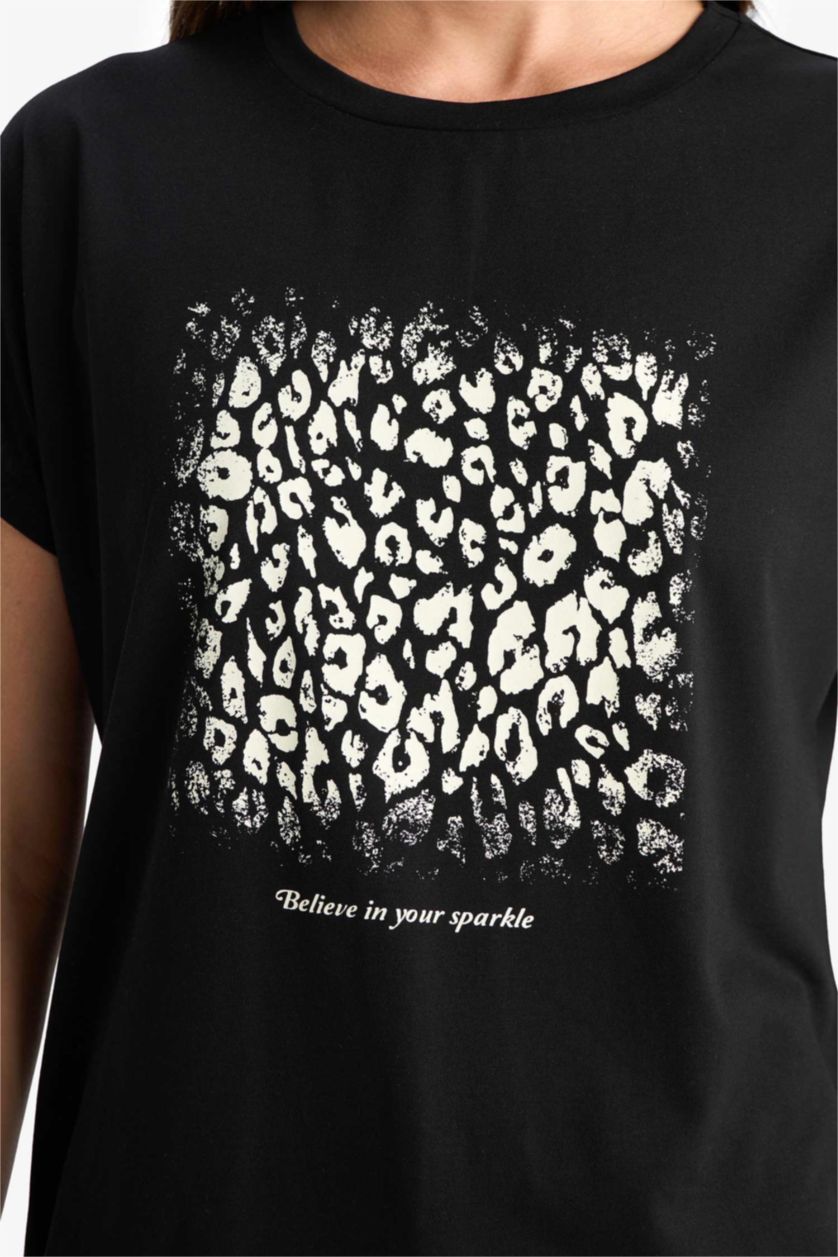 Woman Black Regular Fit Crew Neck Floral T-Shirt