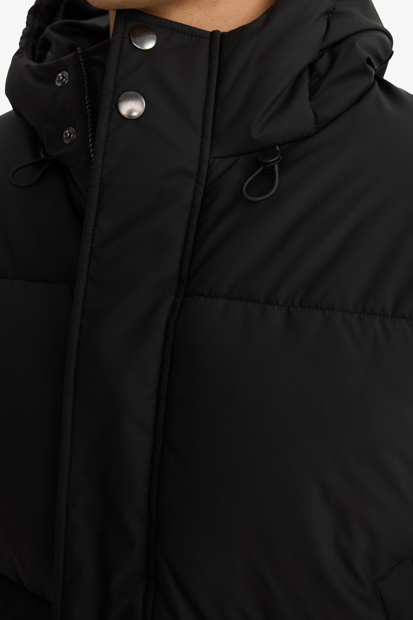 Erkek Siyah Su İtici Regular Fit Kapüşonlu Cepli Astarlı Rüzgar Geçirmez Fermuarlı Dolgulu Parka