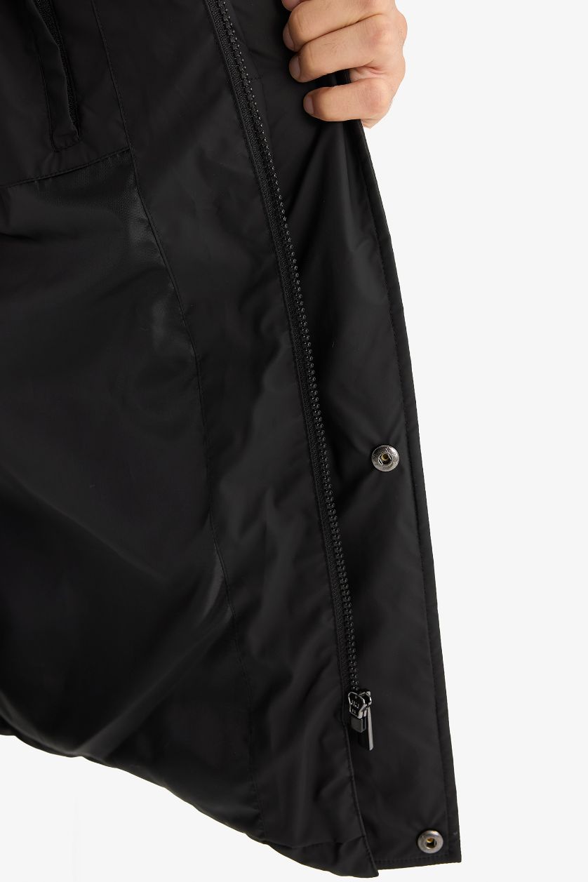 Erkek Siyah Su İtici Regular Fit Kapüşonlu Cepli Astarlı Rüzgar Geçirmez Fermuarlı Dolgulu Parka