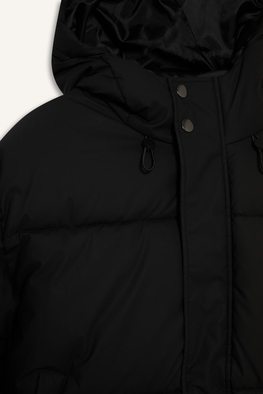 Erkek Siyah Su İtici Regular Fit Kapüşonlu Cepli Astarlı Rüzgar Geçirmez Fermuarlı Dolgulu Parka