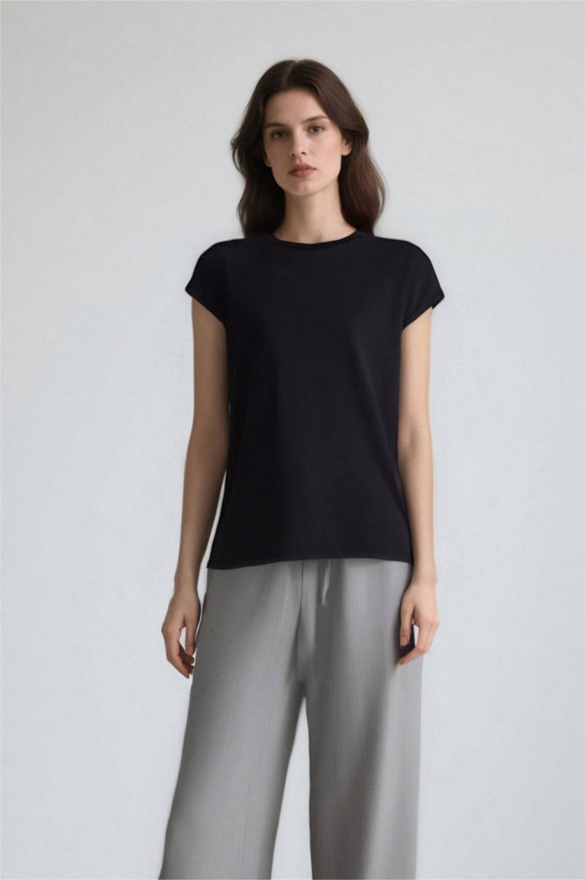 Woman Black Fitted Crew Neck Short Sleeve Black T-Shirt